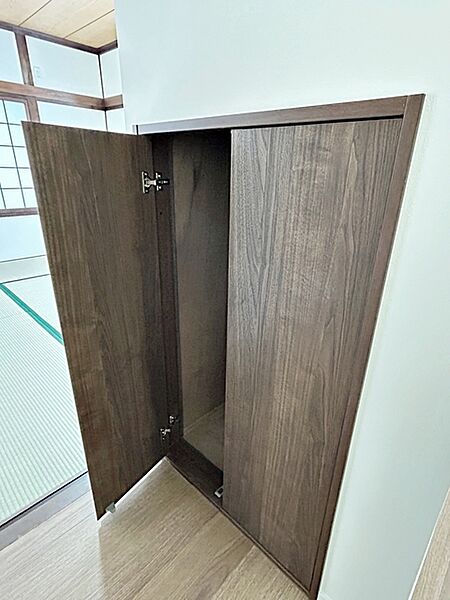 デッドスペースも有効活用！階段下に生活用品のストックを保管できます