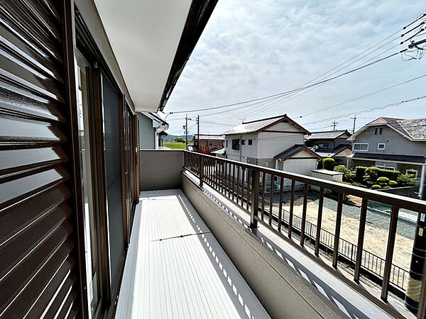 【バルコニー】 2部屋から出入り可能な陽当りの良い横長のバルコニーです！