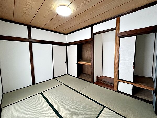 【和室約6帖】 来客にも書斎にも、落ち着いた空間の独立和室。収納場所を設けて一つのお部屋としてご使用頂けます。（畳表替え済）