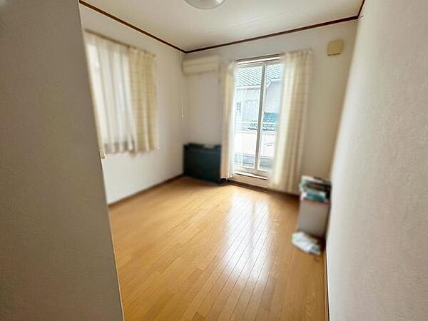 【洋室約6帖】 南向きならではの恵まれた採光・通風。明るいお部屋は開放感がありますね。