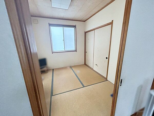 【和室約5帖】 リビングとつながる畳敷きのお部屋。お子さんが小さい方には、キッズスペースとしてご利用頂けますね