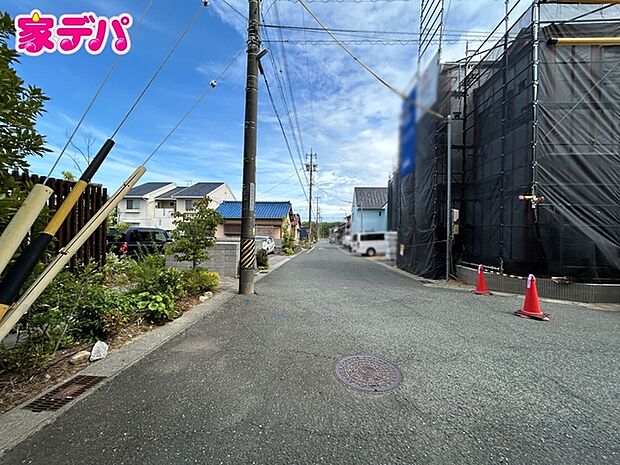 前面道路は公道で、車のすれ違いもらくらく広々約6mの幅があります