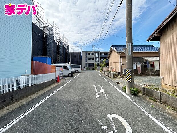 前面道路は公道で、車のすれ違いもらくらく広々約6mの幅があります