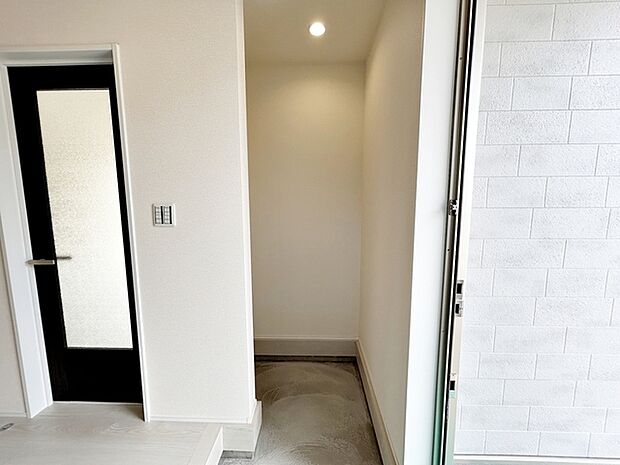 【土間収納】 アウトドア用品や屋外で遊ぶ子供のおもちゃ、園芸用品などの収納に便利な土間収納