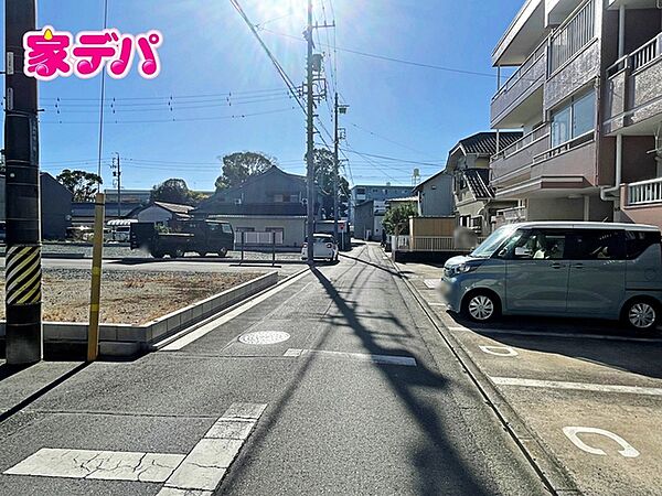 前面道路は見通しが良く、車の移動もスムーズに行えます。