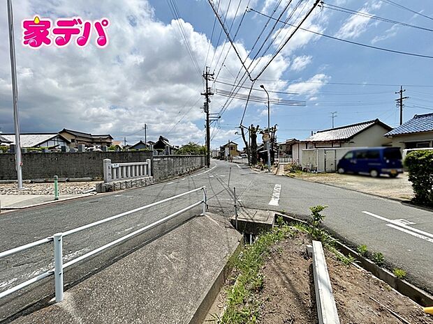 静かな住宅街で、車の出入りもスムーズです。 