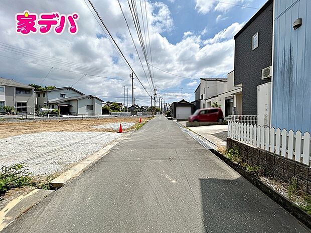 前面道路は見通しが良く、車の移動もスムーズに行えます。