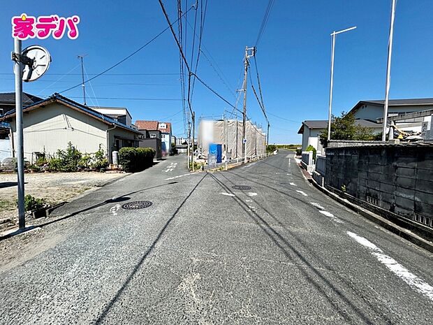 前面道路は見通しが良く、車の移動もスムーズに行えます。 