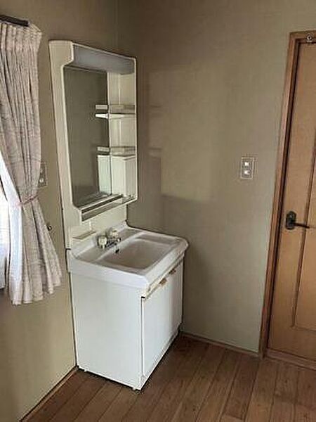 鏡の裏には収納があるので、見られたくないものの収納に便利