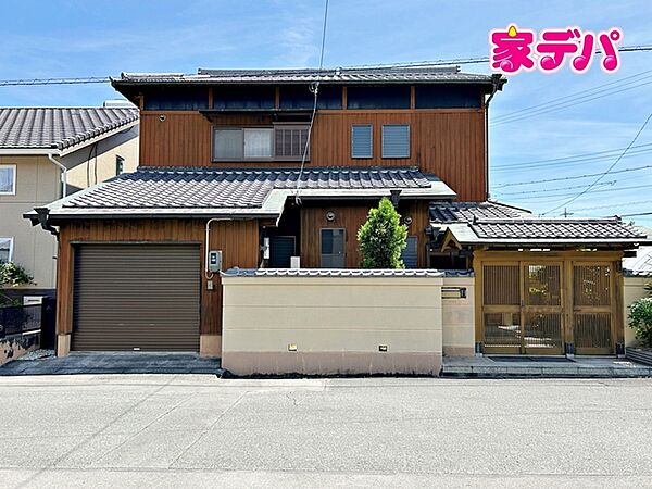 バス停「高師本郷町」まで徒歩2分。公園が近くにある閑静な住宅地。