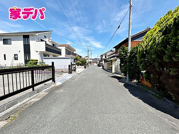 静かな住宅街で、車の出入りもスムーズです。