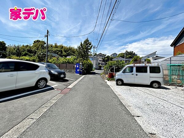 前面は車通りの少ない道路。お車の出し入れが苦手な方も安心ですね。