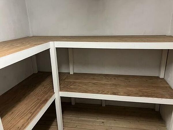 あると便利な棚付きです。