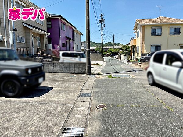 前面道路は見通しが良く、車の移動もスムーズに行えます。