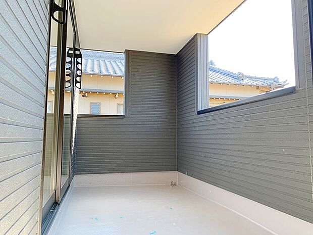 【施工例】屋根のあるインナータイプのバルコニーだから、急な雨でも洗濯物が濡れにくくて安心