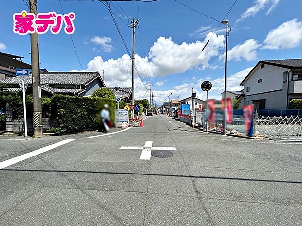 前面道路も広く車通りも少ないので、運転が苦手な方でも自分のペースで駐車ができます