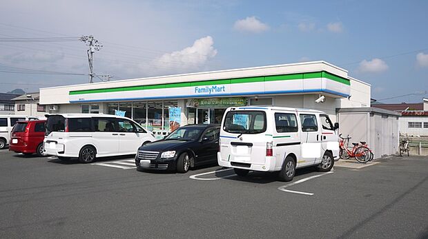 ファミリーマート豊橋井原店(660m)