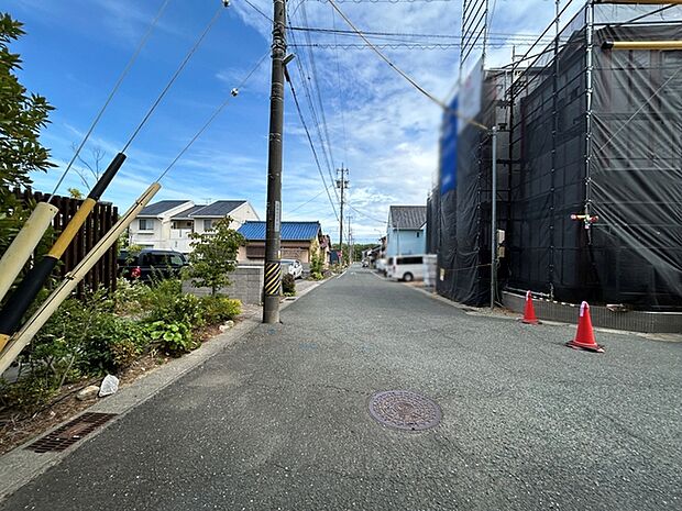 前面道路は公道で、車のすれ違いもらくらく広々約6mの幅があります
