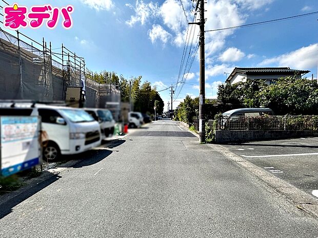 前面道路は公道で、車のすれ違いもらくらく広々6ｍの幅があります 