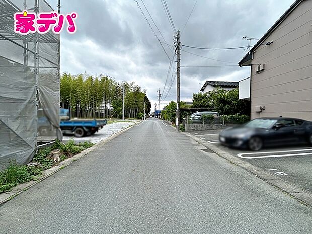 前面道路は公道で、車のすれ違いもらくらく広々6mの幅があります