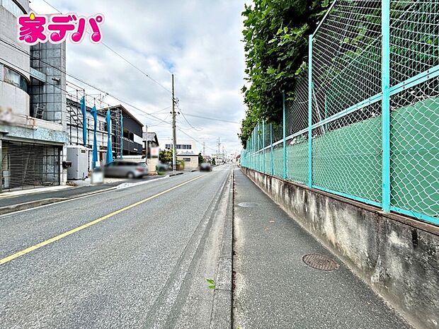 前面道路は公道で、車のすれ違いもらくらく広々約9mの幅があります