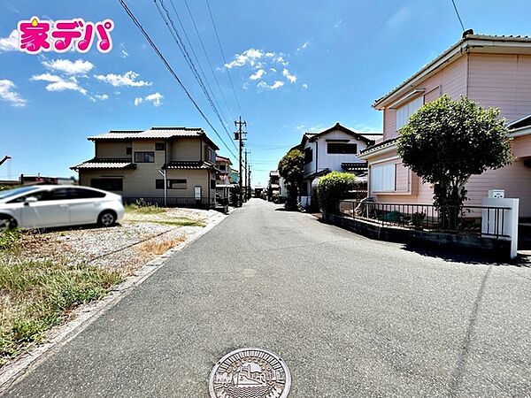 前面道路はゆとりの6ｍ!車通りが少なく、駐車が苦手な方でも安心の道路幅です