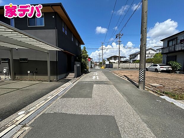 前面道路も広く車通りも少ないので、運転が苦手な方でも自分のペースで駐車ができます