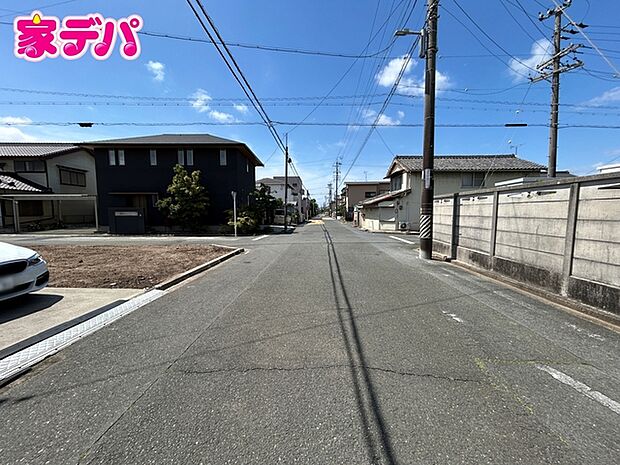 前面道路は公道で、車のすれ違いもらくらく広々7mの幅があります