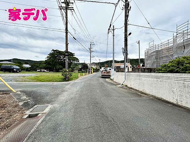 前面道路も広く車通りも少ないので、運転が苦手な方でも自分のペースで駐車ができます 