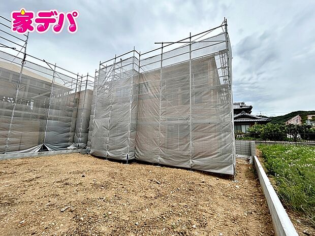 【1号棟】上棟しました！ ・4LDK ・LDK15.2帖、隣接和室4.5帖 ・テレワークルーム3帖 ・全居室収納完備 ・シューズクローク ・2部屋からアクセスできるバルコニー ・南庭 ・全居室南向き 