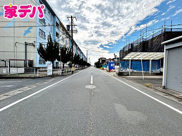 前面道路は公道で、車のすれ違いもらくらく広々8ｍの幅があります 