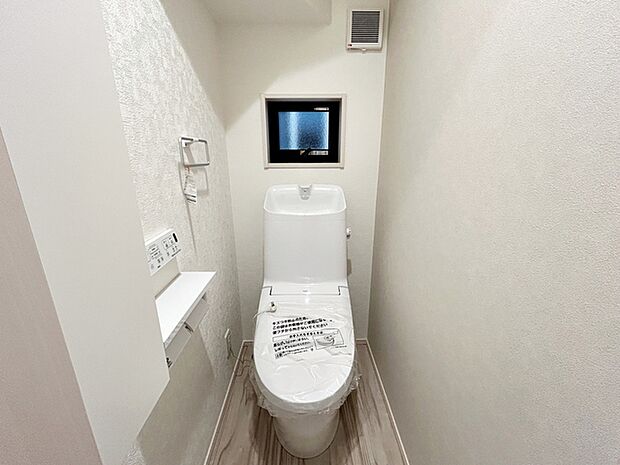 【1階トイレ】 窓があり温水洗浄機能の付いた快適なトイレを1階と2階に設置。使用が重なる朝も2ヶ所あれば安心ですね!