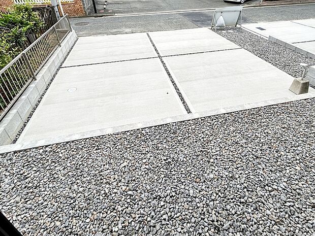 並列2台駐車可能なゆとりあるカースペース。目の前が駐車場だと雨の日も大量にお買い物をした時も便利