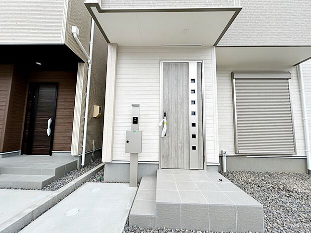 【玄関】 庇があり、雨にも濡れにくい玄関ポーチ