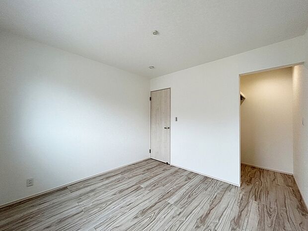 【洋室6.1帖】 お子様の一人部屋に最適な居室です。ウォークインクローゼット付きで自然とお片付けできる環境に!