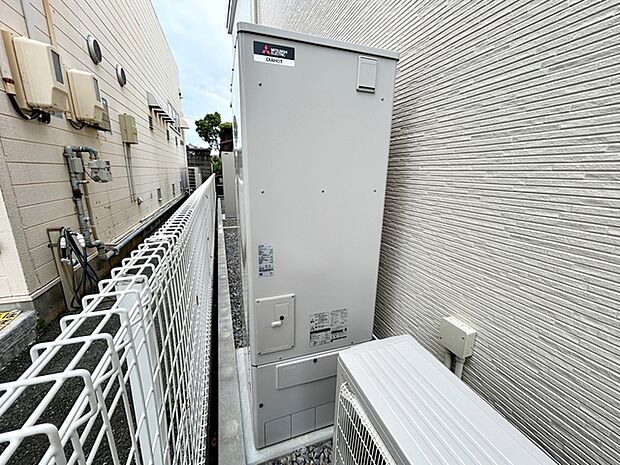エコキュートは空気の熱を利用し、わずかな電気を使い高効率にお湯を沸かすことができます