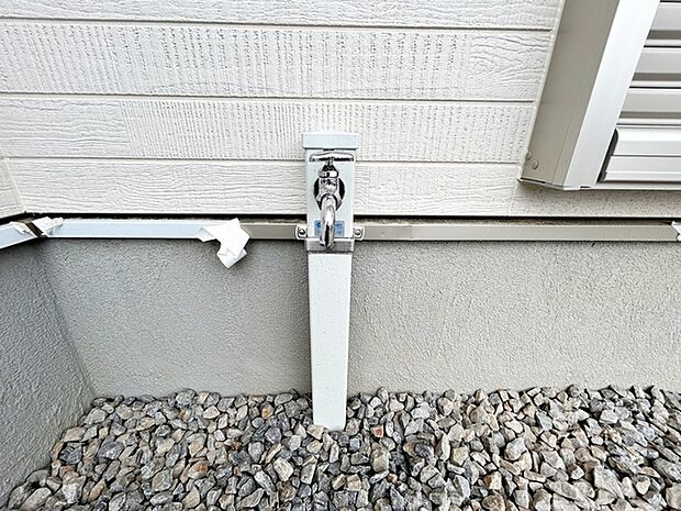 玄関横には立水栓が設置されています!お庭の水撒き、洗車、お掃除、お子様の水遊びなど便利です!