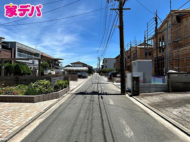 前面道路は見通しが良く、車の移動もスムーズに行えます。 