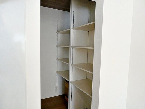 【パントリー】 食料品や飲料類など災害用の食料品等をストックする事ができるパントリー 