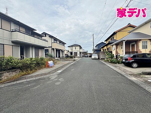 前面道路は公道で、車のすれ違いもラクラクな広々6mの幅があります