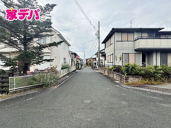 前面道路はゆとりの6ｍ!車通りが少なく、駐車が苦手な方でも安心の道路幅です