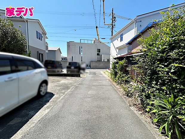 静かな住宅街で、車の出入りもスムーズです。