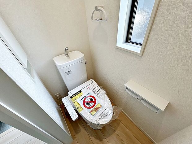 【1階トイレ】 各フロア1カ所ずつシャワー機能付トイレを設置しており、忙しい朝の混雑も解消！ 