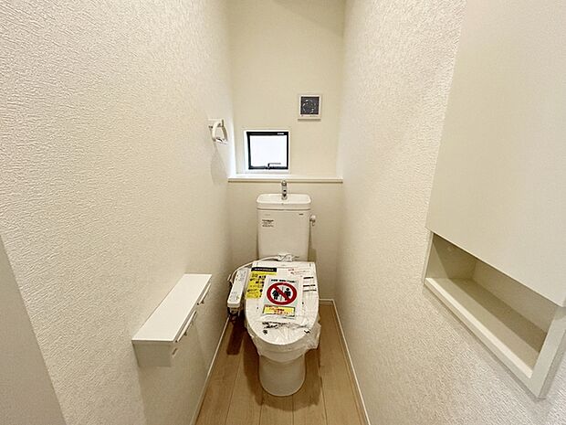 【1階トイレ】 1、2階共にシャワー機能付!小窓が付いている為換気もスッキリして頂けます。