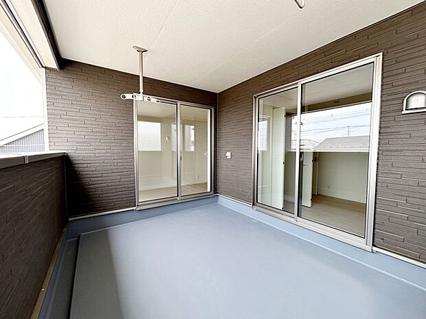 【インナーバルコニー】 屋根のあるインナータイプのバルコニーだから、急な雨でも洗濯物が濡れにくくて安心。2部屋からアクセスできます。
