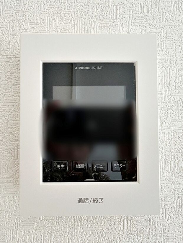 カラーモニターでとても鮮明に来訪者が確認でき、不在の際の録画機能もありとても便利です。 