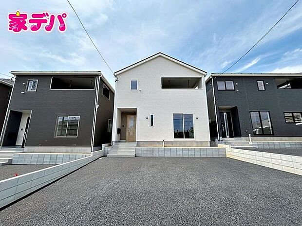 地域に密着した不動産販売でお客様のニーズに、経験豊富なスタッフが柔軟に対応させていただきます。（中央） 