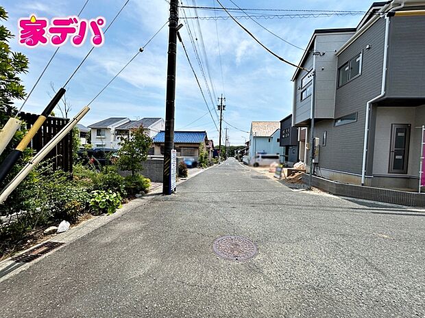 前面道路は公道で、車のすれ違いもらくらく広々約6ｍの幅があります 