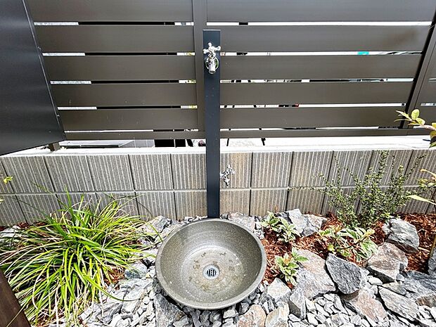 玄関横には立水栓が設置されています！お庭の水撒き、洗車、お掃除、お子様の水遊びなど便利です！ 