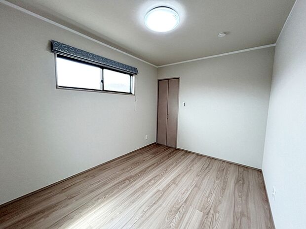 【洋室6帖】 お子様の一人部屋に最適な居室です。ウォークインクローゼット付きで自然とお片付けできる環境に！ 
